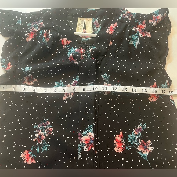 Size Small Ruffle sleeve blouse with dainty pattern - Picture 5 of 5